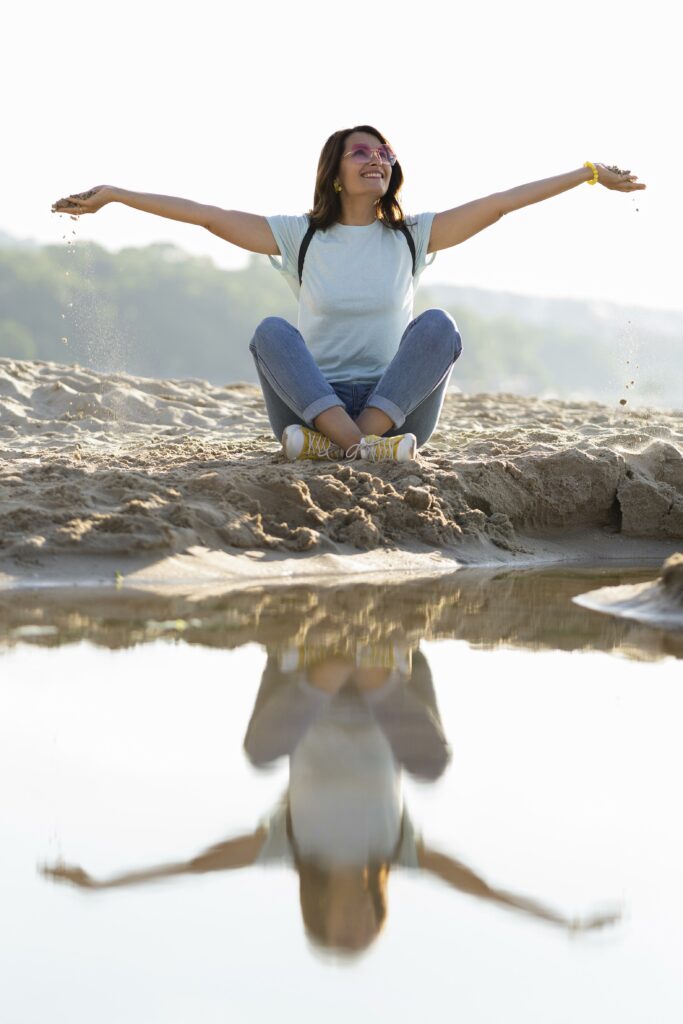 Si vous cherchez à stimuler votre esprit, la danse est une excellente résolution. En apprenant des chorégraphies et en coordonnant vos mouvements avec la musique, vous travaillez votre mémoire et votre concentration. La danse sollicite différentes zones du cerveau, favorisant ainsi un véritable « fitness cérébral ». Elle améliore la gestion de l’espace et la coordination, tout en vous aidant à garder votre esprit vif. Pour 2025, faites de la danse une résolution qui vous permet de développer vos capacités cognitives tout en vous amusant et en prenant soin de votre corps.