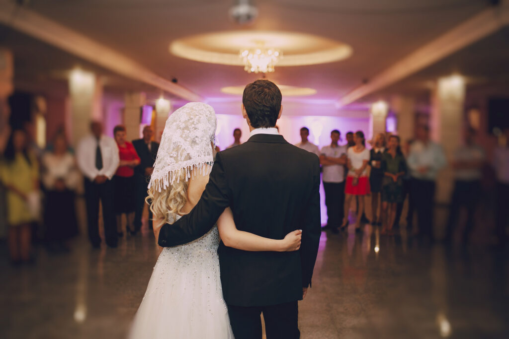 L’ouverture de bal est l’instant où votre mariage prend une nouvelle dimension, celui où tous les regards se tournent vers vous pour célébrer votre amour. C’est l’occasion parfaite de partager un moment unique, empreint d’élégance et d’émotion, qui restera gravé dans les mémoires de vos invités. Faites de ce premier pas de danse le reflet de votre histoire !